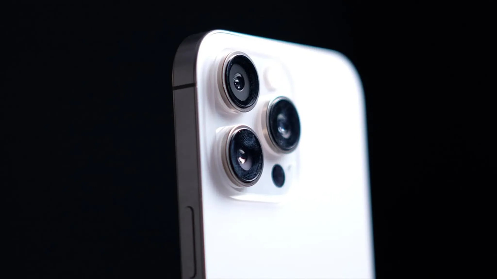 دوربین سهگانه آیفون ۱۶ پرو مکس