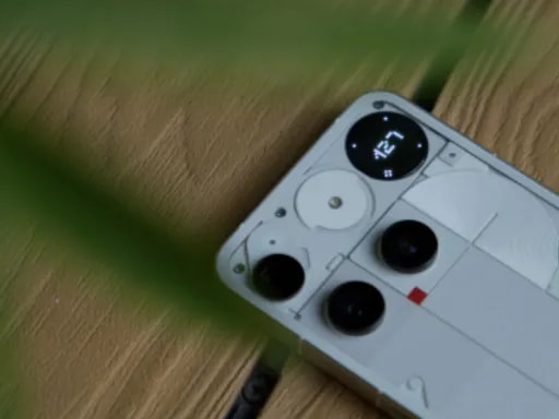 نقد و بررسی گوشی ناتینگ فون ۳؛ زشت و زیبا