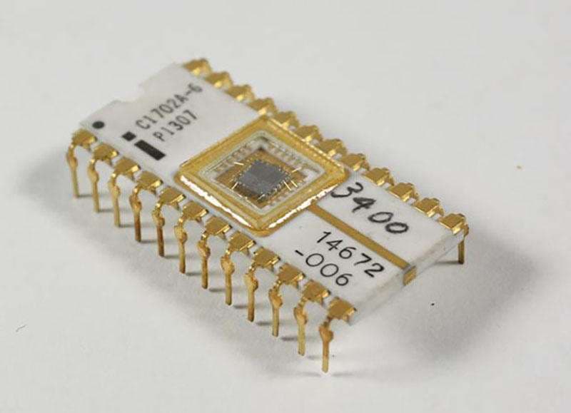 شکل 1. یک نمونه حافظه رام قدیمی برنامهپذیر و پاکشونده (EPROM)