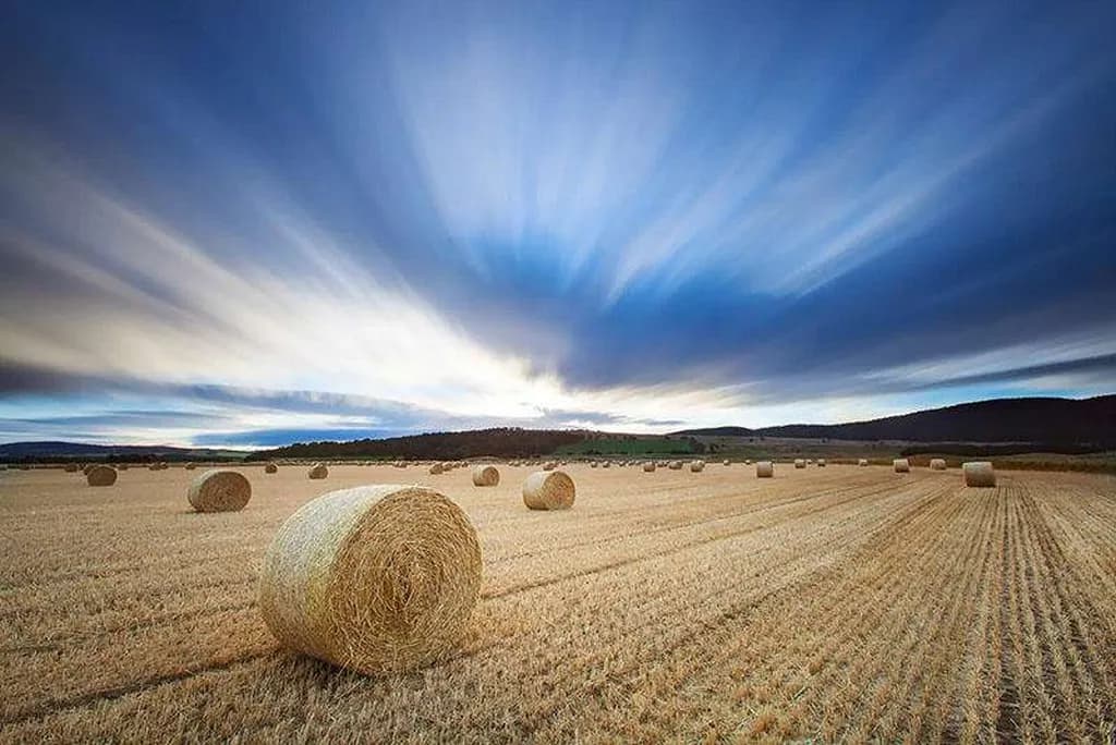 کاستن از سرعت شاتر دوربین سبب شده است اثر حرکت ابرها در تصویر ثبت شود و ابرها کشیده و ممتد به نظر برسند. برای ثبت چنین عکسهایی دوربین باید بیحرکت باشد.