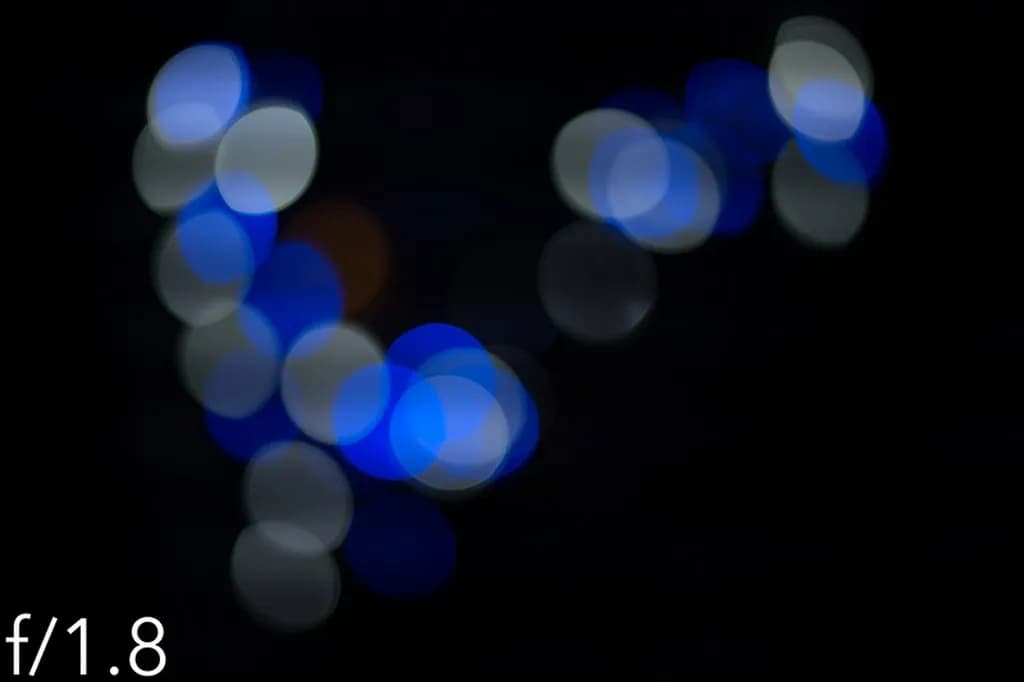 عکس 5. در این لنز بخصوص، وقتی روزنه دیافراگم زیادی باز میشود، بوکهها به بیضی تغییر شکل میدهند.