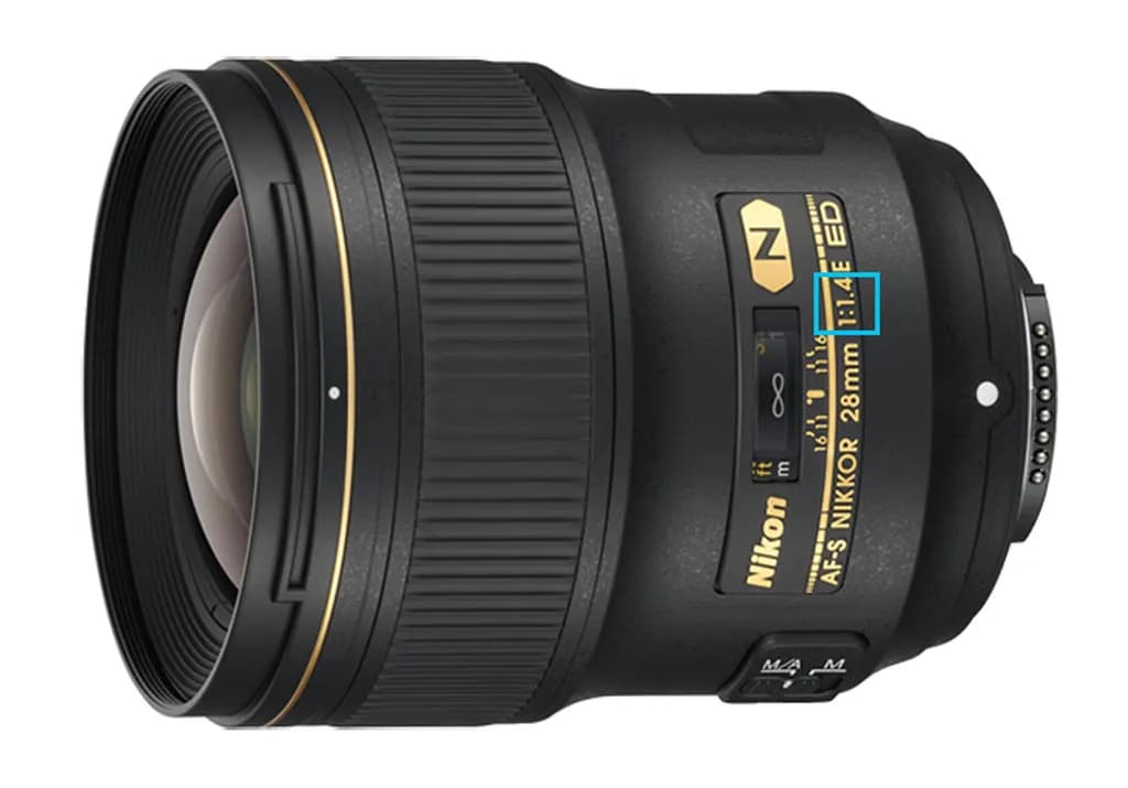 تصویر 2. کمترین عدد دیافراگم این لنز یعنی حداکثر میزان گشودگی روزنه دیافراگم، f/1.4 است.