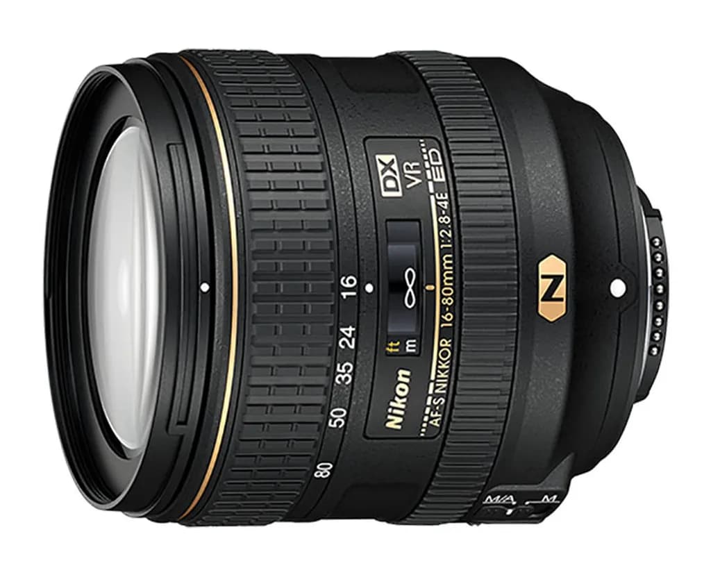 تصویر 7. یک نمونه لنز زوم که طبیعتا دامنه اعداد دیافراگم آن بسته به فاصله کانونی لنز تغییر میکند.