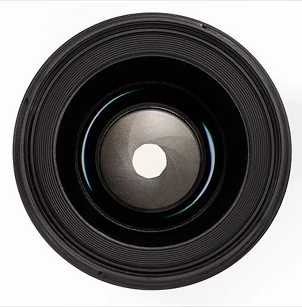 تصویر 2. دیافراگم (بخش خاکستری در مرکز تصویر) در ابتدای محفظه عدسی ( محفظه لنز) مشخص است. دیافراگم حاوی تیغههایی است که با هم ساختاری حلقوی ایجاد میکنند و مثل پولک ماهی همپوشانی دارند. وقتی دیافراگم را میبندید، تیغهها روی هم میلغزند و روزنه مرکزی کوچکتر میشود. و وقتی دیافراگم را باز میکنید، همپوشانی تیغهها کاهش مییابد و روزنه مرکزی گشودهتر میشود.