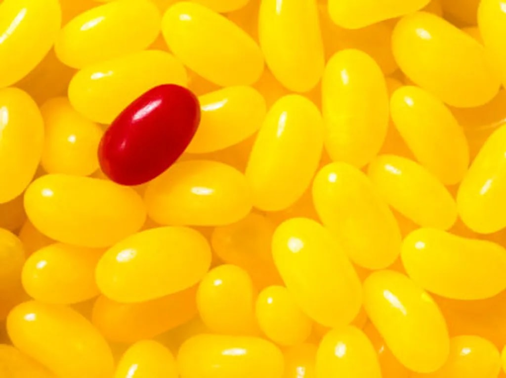 عکس 2. در این عکس، آبنبات قرمز به چند علت از جمله رنگ قرمز و کنتراست، وزن بصری بیشتری دارد.