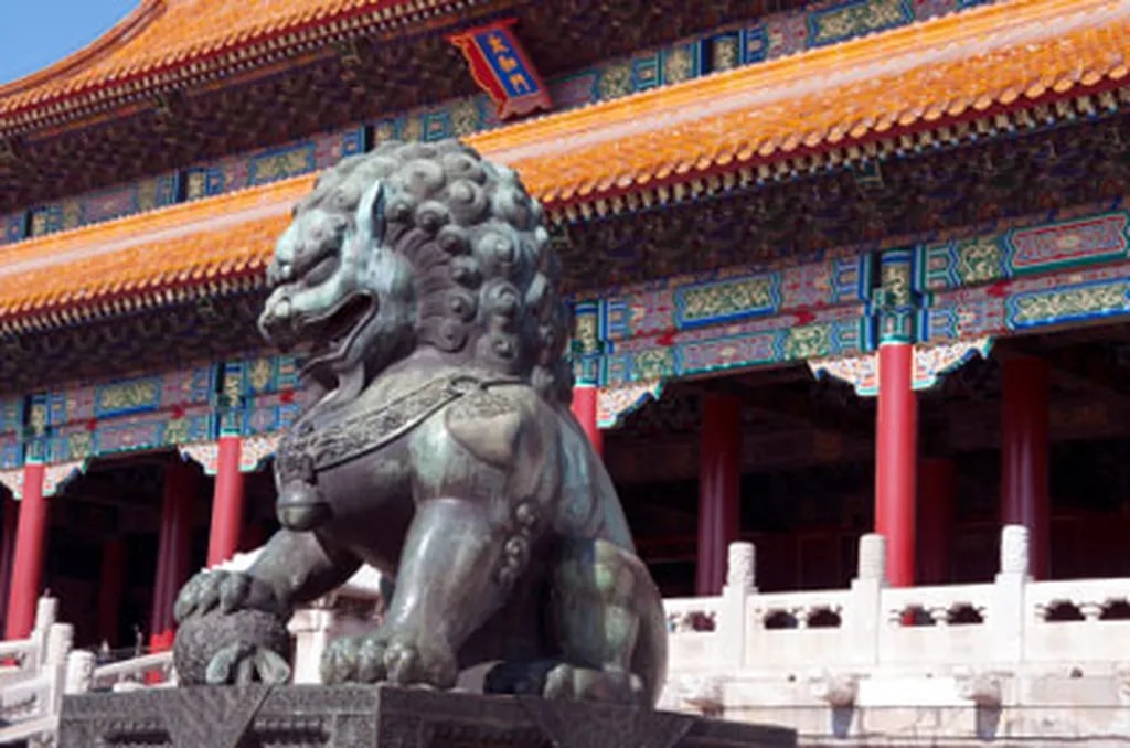 عکس 8. مجسمه سنگی و پسزمینهی پرنقشورنگ هر دو وزن بصری چشمگیری دارند. باتوجه به پرسپکتیو صحنه، خطوط افقی ساختمان در سمت چپ عکس تمرکز بیشتری دارند. همزمان، مجسمه نیز در سمت چپ عکس جای گرفته است. لذا به نظر میرسد که عکس تعادل بصری مطلوبی ندارد. اگر مجسمه شیر در یکسومِ سمت راست چارچوب عکس جای میگرفت، وزن بصری آن با وزن بصری خطوط متمرکز در سمت چپ تصویر به تعادل بهتری میرسید. ضمنا فضای خالی بیشتری مقابل مجسمه شیر ایجاد میشد که بر جذابیت بصری و ترکیببندی عکس میافزود.