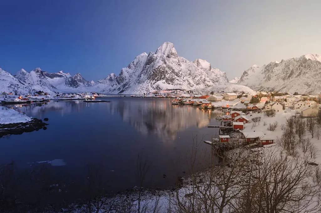 عکس 2. دو نوع رنگِ نورِ طبیعی در یک عکس: نورهای خنک (با کلوین بیشتر) در چپ و نورهای گرم (با کلوین کمتر) در راست (عکاس: Leonardo Papèta، تارنمای iceland-photo-tours.com)